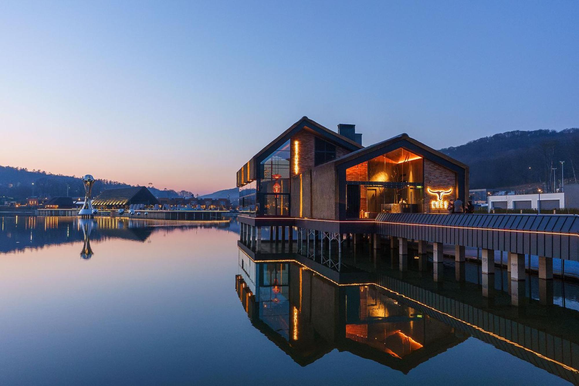 Emily Resort Lviv Extérieur photo The "floating" house