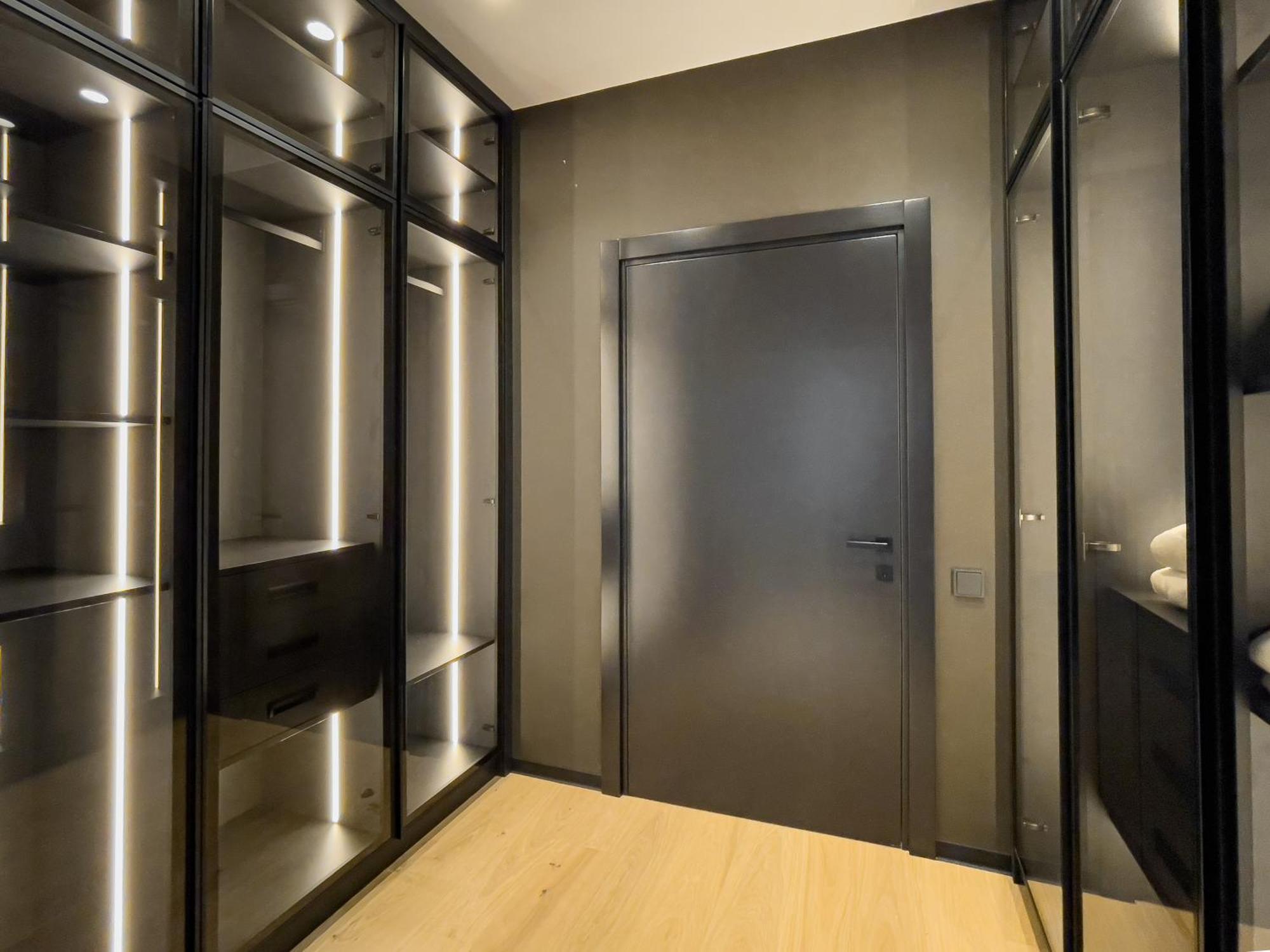 Emily Resort Lviv Chambre photo A modern interior door