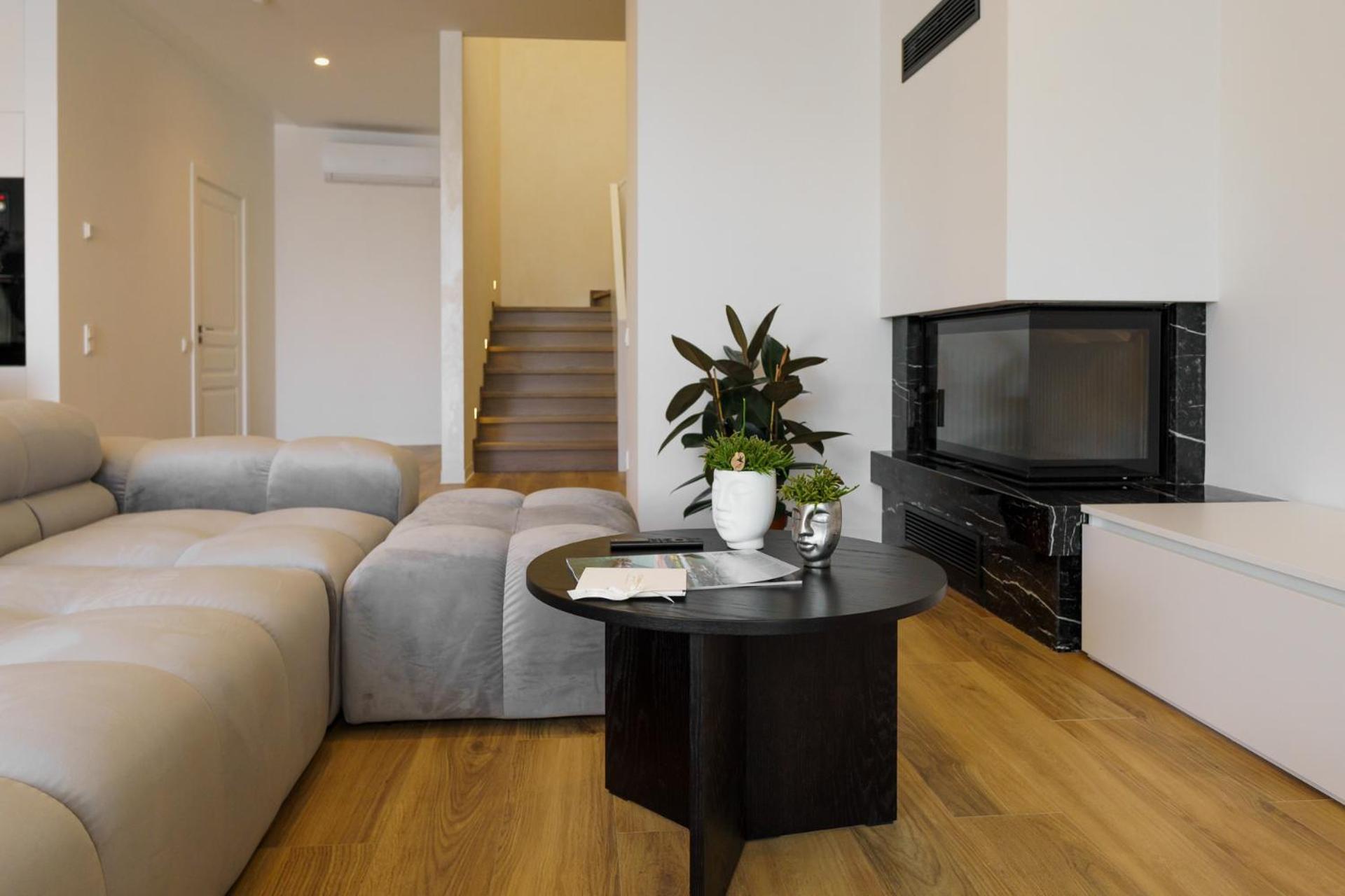 Emily Resort Lviv Extérieur photo A living room with a television
