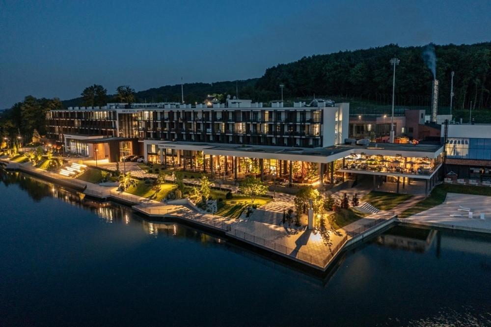 Emily Resort Lviv Extérieur photo The Hotel